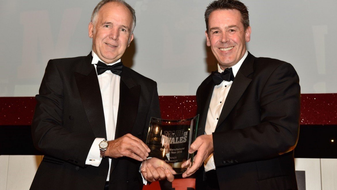 Lyndon Ward presents the Green Manufacturer award to Flightweight Limited.  